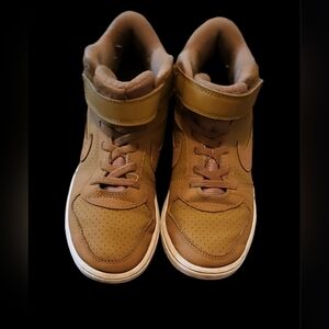 "Nike" Size 2Y, Boy Shoes!